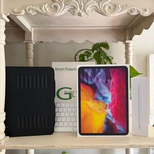 Apple iPad Pro 11-Inch 2nd Gen (2020) Set with Accessories